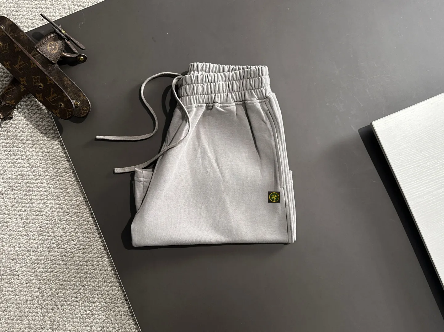🅿️330 shipped next day, high quality Stone lsland/stone island 2025 spring and summer new style casual solid color loose shorts with elastic band, two needle stitches at the hem of the trousers, fine and firm stitching, custom-made fabrics at the counter, high breathability and comfort, impeccable details, brand element design concept, reflecting high quality. It feels delicate and soft! It presents a casual cut and the upper body shape is great! Size: S-XXL